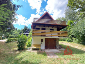 ---PREDANÉ – PARÁDNA CHATA  – 4 – IZBY  v TICHOM prostredí / TERASA / garáž / pozemok 533 