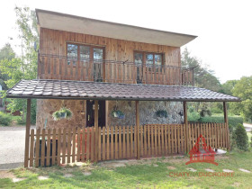 -- PREDANÉ -- Pohodová CELOROČNÁ CHATA – 4 – izbová zariadená chata s terasou pod lesom