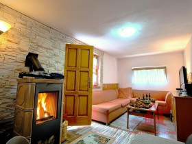 9-duchonka-chata-predaj-krb-obyvacka-vstup-na-terasu