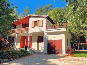 2-duchonka-chata-predaj-pohlad-na-chatu-ihrisko-pre-deti