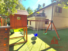 9-duchonka-chata-predaj-pohlad-na-chatu-detske-ihrisko