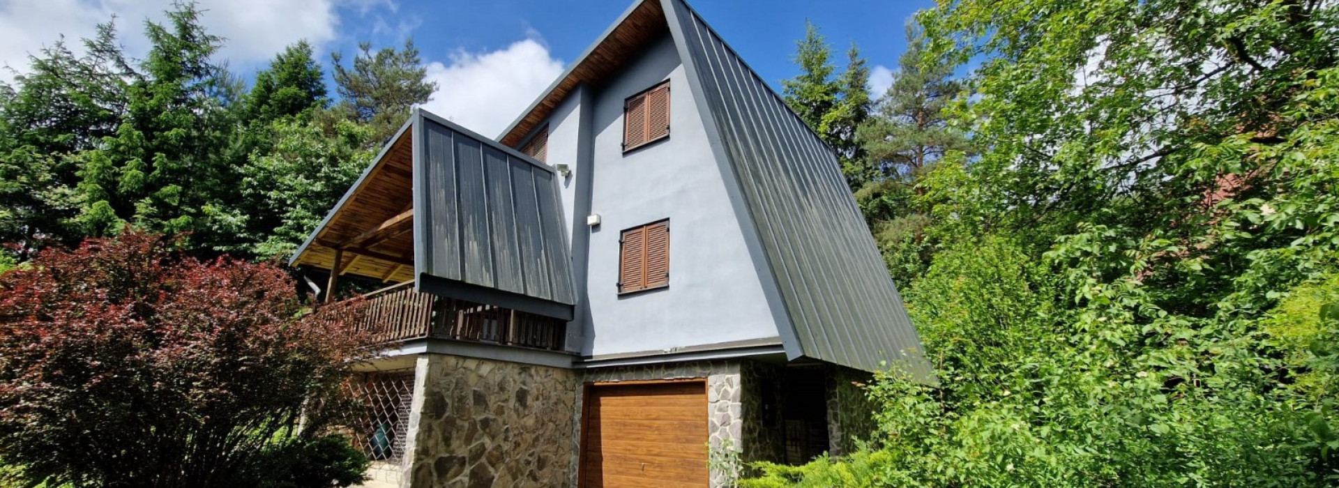 --PREDANÉ-- super celoročná CHATA  – 4 – izby, TERASA, garáž, PEKNÝ pozemok okolo chat