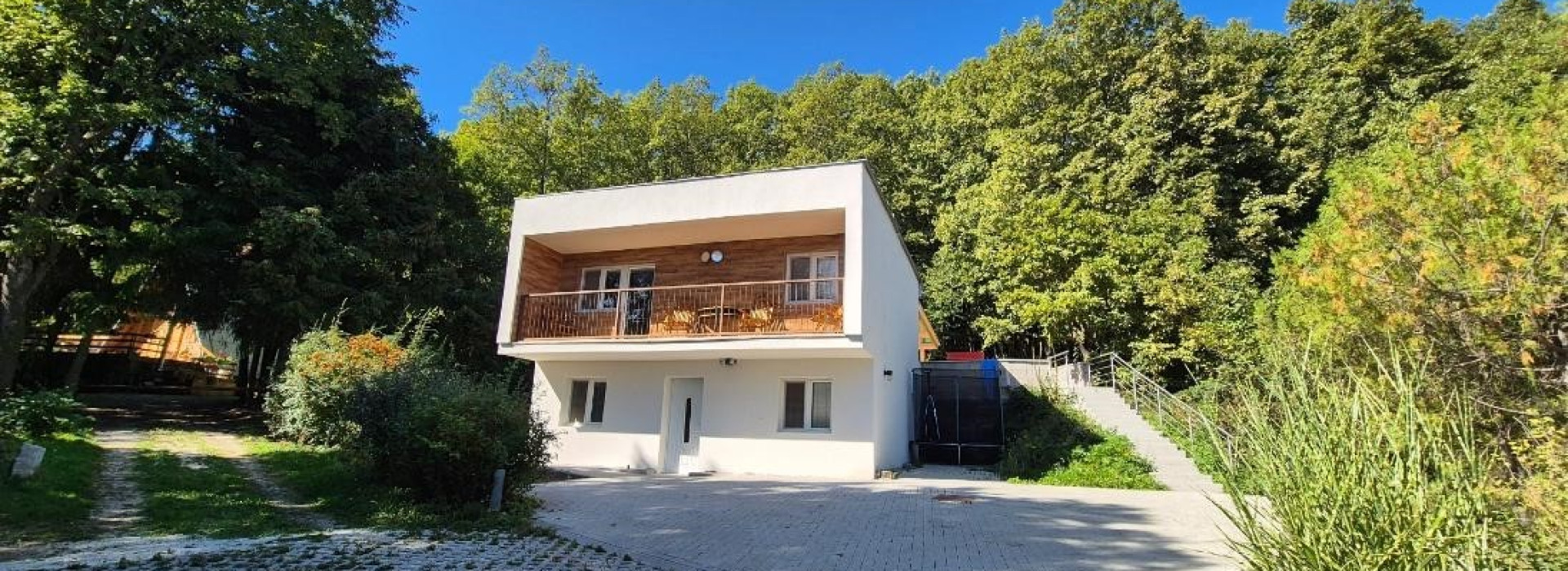 DUCHONKA – famózna celoročná CHATA pod lesom s VEĽKOU  TERASOU / 3 – izby + 1 spoločenská 